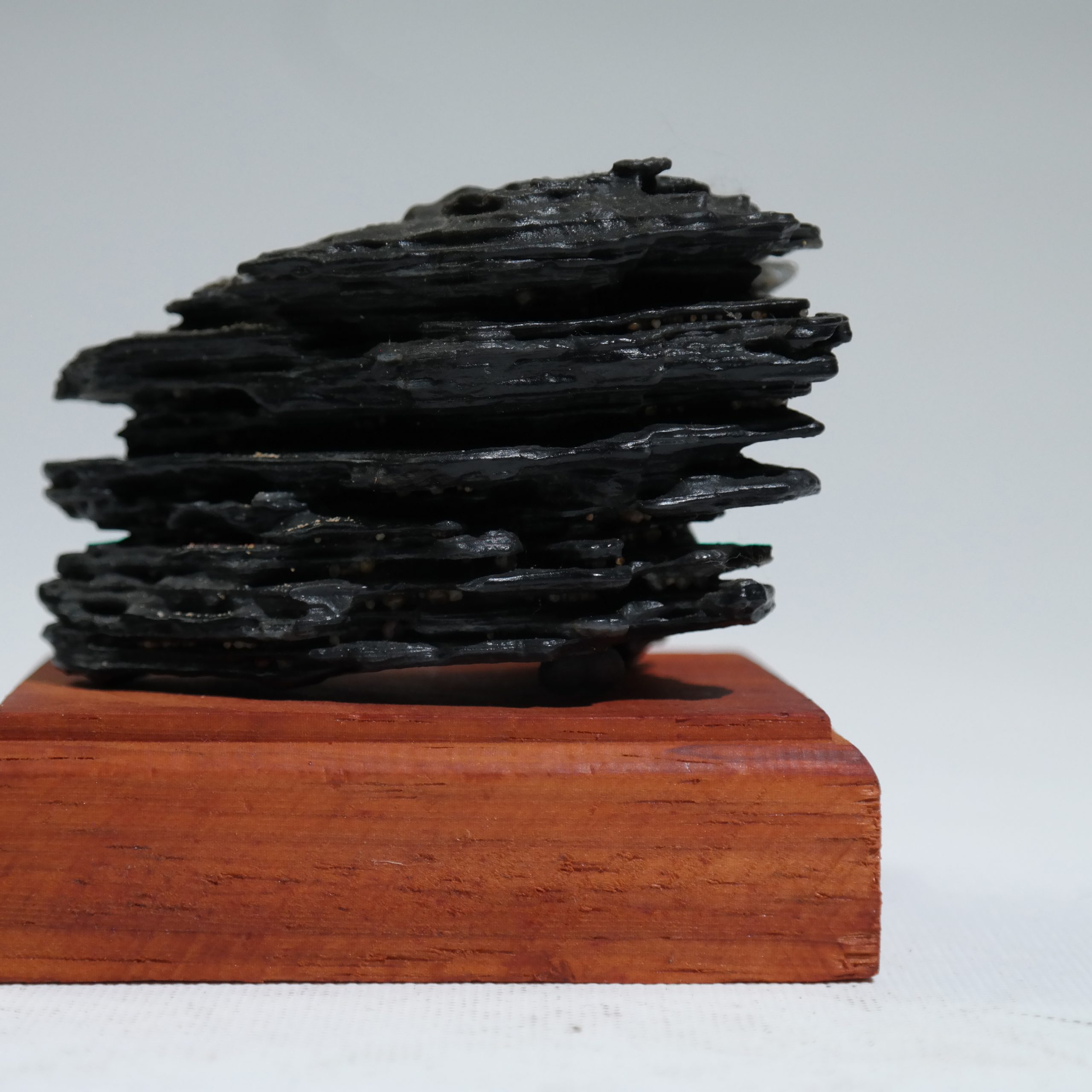 Handcrafted wind-eroded stone sculpture, natural layered rock decoration with wooden base, Zen meditation ornament - 图片 4