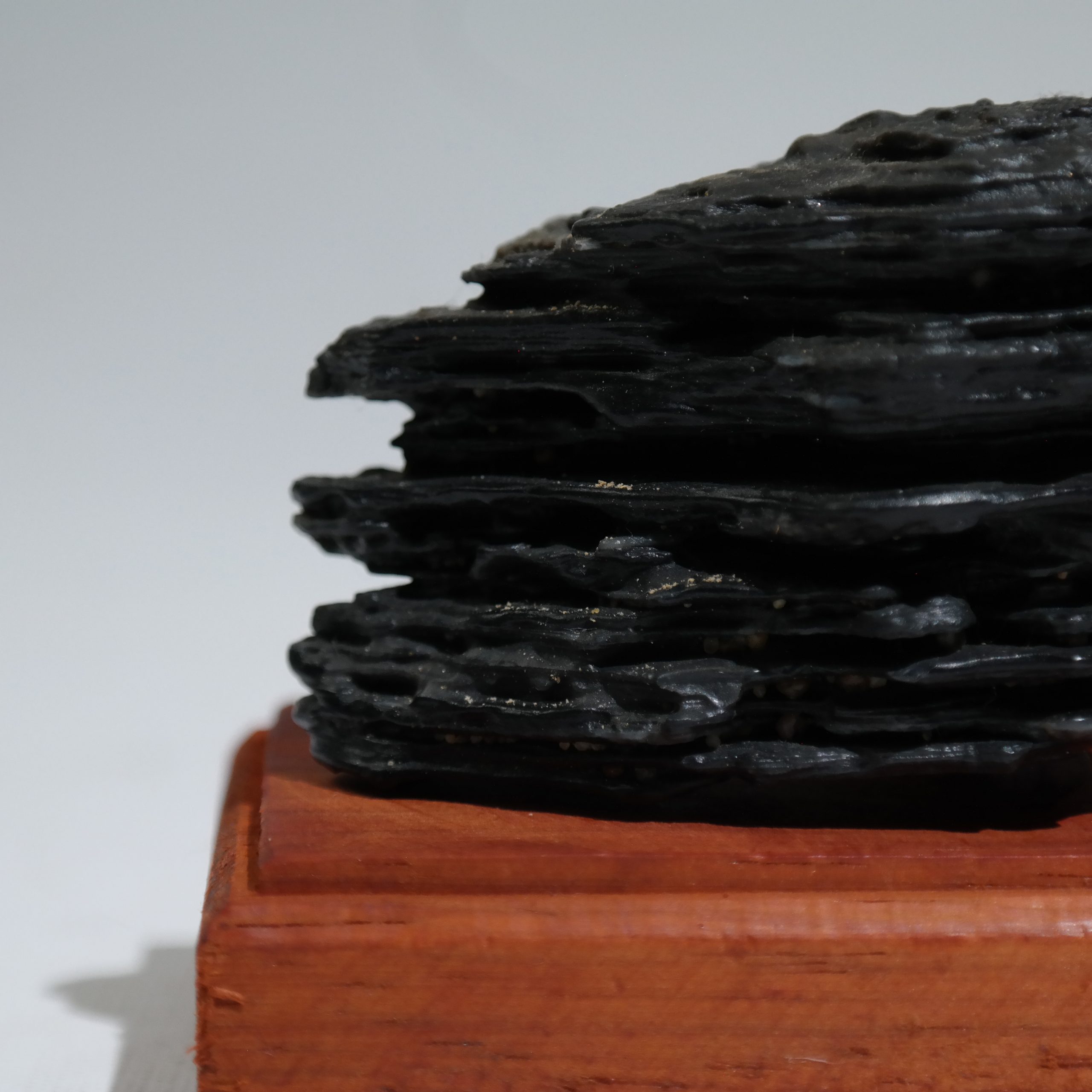 Handcrafted wind-eroded stone sculpture, natural layered rock decoration with wooden base, Zen meditation ornament - 图片 3